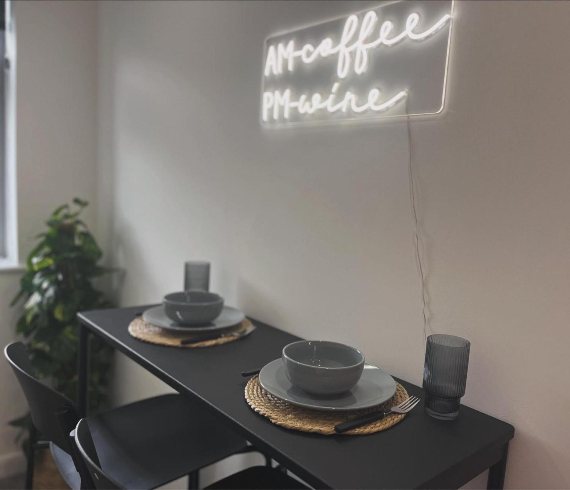 Cozy City Centre Double Suite - Free Gym! Apartment